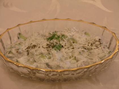 Yoğurtlu Salatalık Salatası