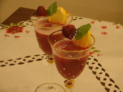 Çilekli Kokteyl İçeceği