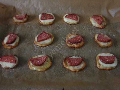 Fırında Sucuklu Patates Kanepeleri