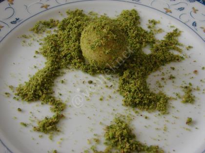Lokum Topları (Hindistan Cevizli, Yeşil Toz Fıstıklı)