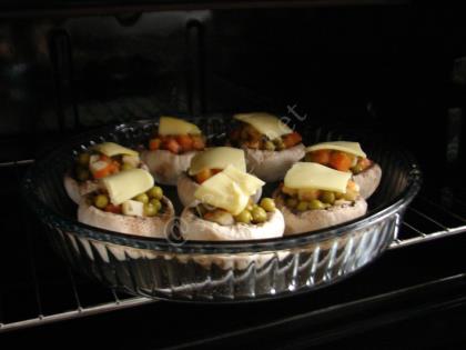 Fırında Garnitürlü Mantar Dolması