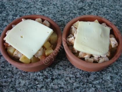 Güveçte Patatesli Tavuk