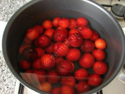 Kırmızı Erik Suyu