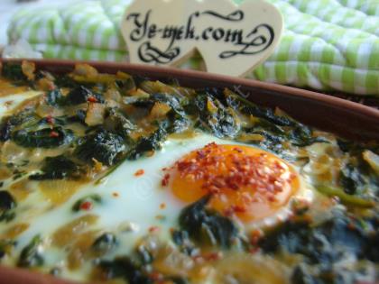 Güveçte Yumurtalı Ispanak