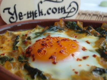 Güveçte Yumurtalı Ispanak