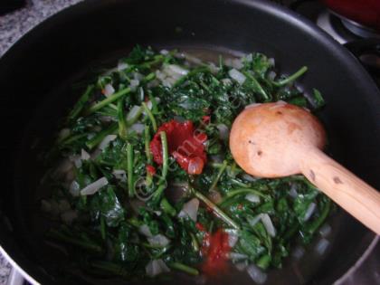 Güveçte Yumurtalı Ispanak