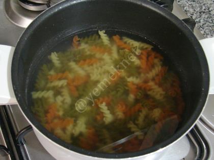 Renkli Makarna Salatası