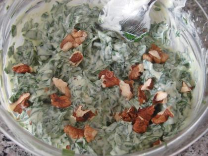 Spinach Salad With Yogurt Sauce Recipe