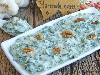 Spinach Salad With Yogurt Sauce Recipe