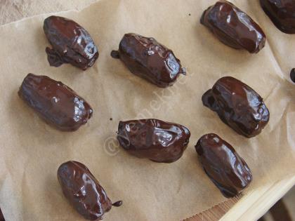 Bademli Çikolatalı Hurma Tatlısı