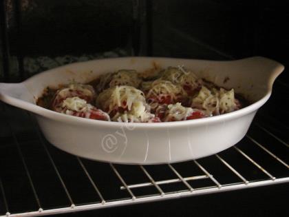 Fırında Domates Soslu Kaşarlı Köfte