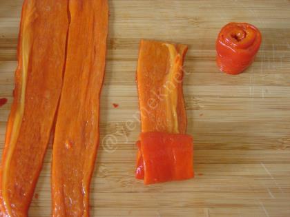 Yoğurtlu Közlenmiş Kırmızı Biber Salatası