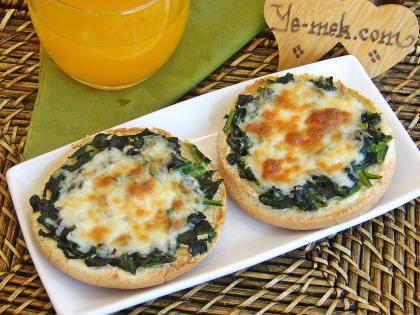 Creamy Spinach Bread Pizza Recipe