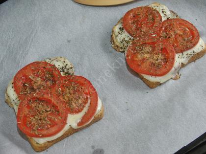 Fesleğenli Domatesli Ekmek Dilimleri