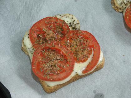 Fesleğenli Domatesli Ekmek Dilimleri