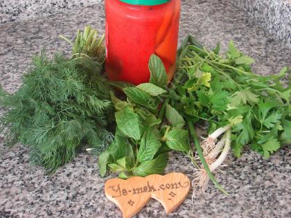 Yeşillikli Közlenmiş Kırmızı Biber Salatası