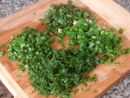 Yeşillikli Közlenmiş Kırmızı Biber Salatası