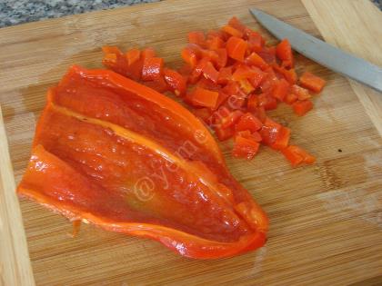 Yeşillikli Közlenmiş Kırmızı Biber Salatası