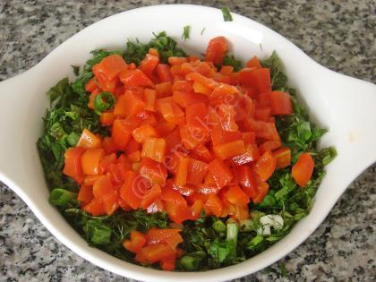 Yeşillikli Közlenmiş Kırmızı Biber Salatası