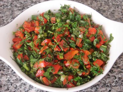 Yeşillikli Közlenmiş Kırmızı Biber Salatası