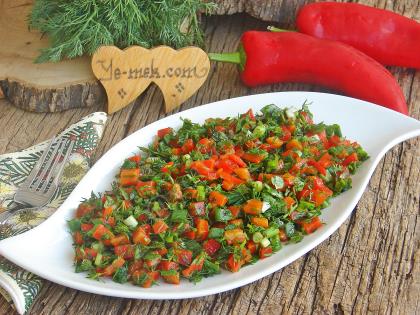 Yeşillikli Közlenmiş Kırmızı Biber Salatası
