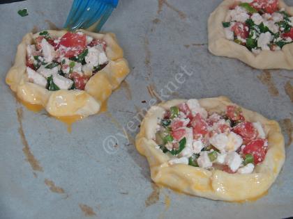 Domatesli Peynirli Ev Pidesi