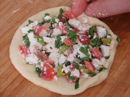 Domatesli Peynirli Ev Pidesi