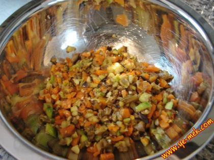 Sebzeli Yoğurtlu Tavuk Salatası