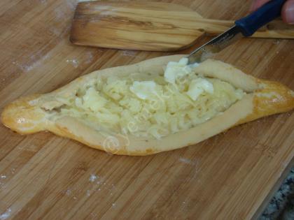 Tereyağlı Kaşarlı Ev Pidesi