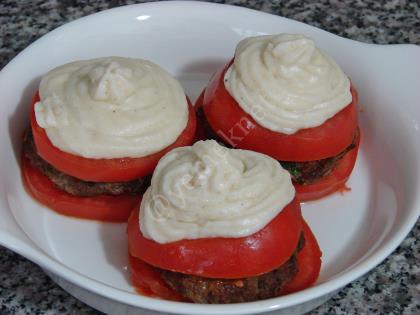 Beşamel Soslu Domatesli Köfte