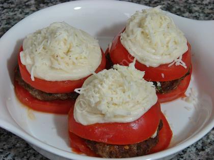 Beşamel Soslu Domatesli Köfte