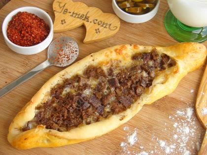 Kavurmalı Kaşarlı Karadeniz Pidesi