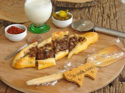 Kavurmalı Kaşarlı Karadeniz Pidesi