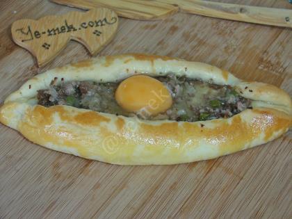 Kıymalı Yumurtalı Karadeniz Pidesi