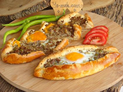 Kıymalı Yumurtalı Karadeniz Pidesi