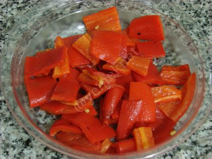 Közlenmiş Kırmızı Biberli Patlıcan Salatası