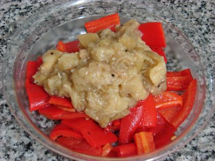 Közlenmiş Kırmızı Biberli Patlıcan Salatası