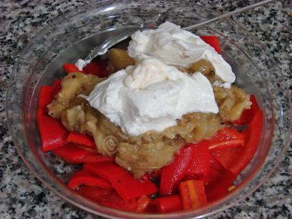 Közlenmiş Kırmızı Biberli Patlıcan Salatası