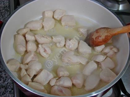 Arpacık Soğanlı Tavuk Yahnisi