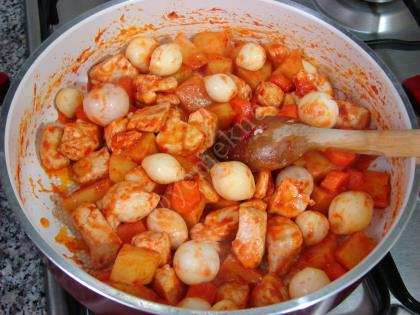 Arpacık Soğanlı Tavuk Yahnisi