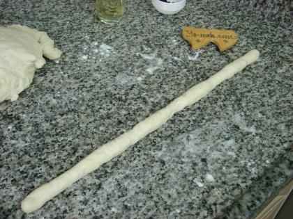 Hazır Ekmek Hamurundan Çörek Otlu Halka Simit