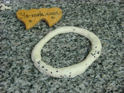 Hazır Ekmek Hamurundan Çörek Otlu Halka Simit