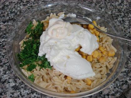 Yoğurtlu Arpa Şehriye Salatası