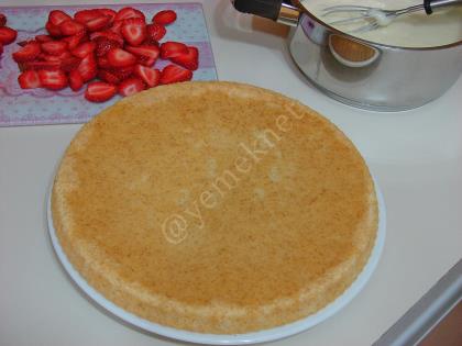 Kremalı Çilekli Tart