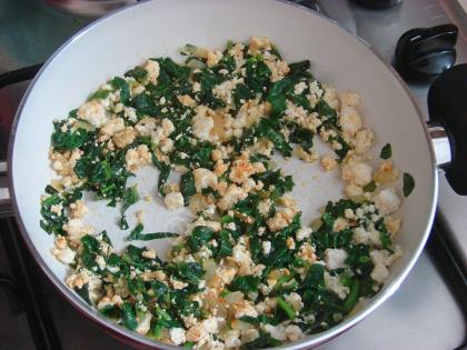 Sahanda Ispanaklı Peynirli Yumurta