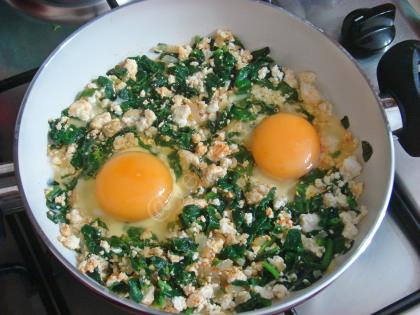 Sahanda Ispanaklı Peynirli Yumurta