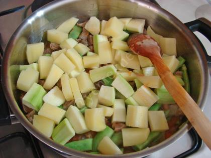 Enginar Çanağında Etli Türlü Yemeği