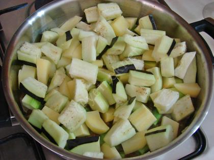 Enginar Çanağında Etli Türlü Yemeği