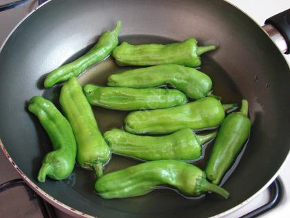 Domates Soslu Köy Biberi Kızartması