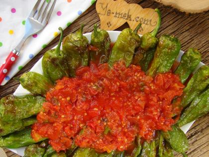 Domates Soslu Köy Biberi Kızartması